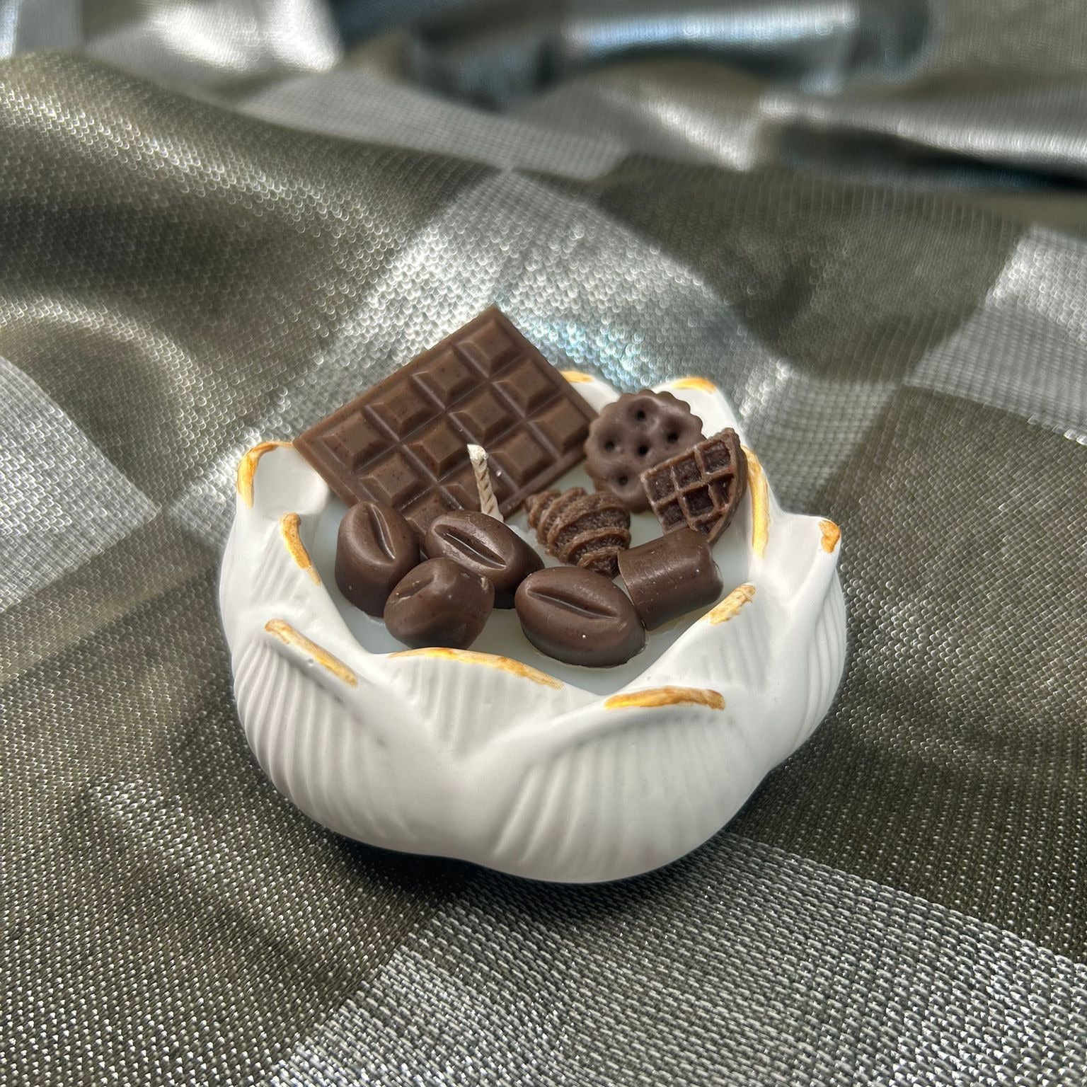 Lumanare in recipient ceramic - Floare de lotus cu cafea