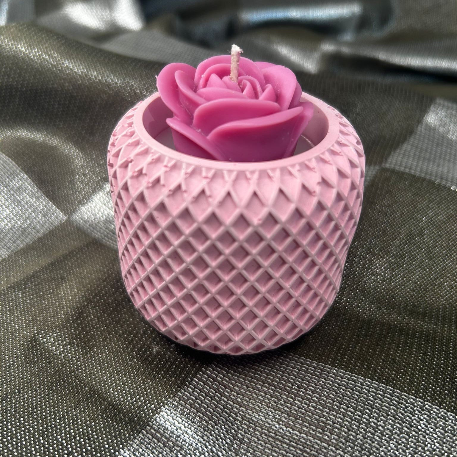 Lumanare in recipient ceramic - Crosetat cu trandafir roz