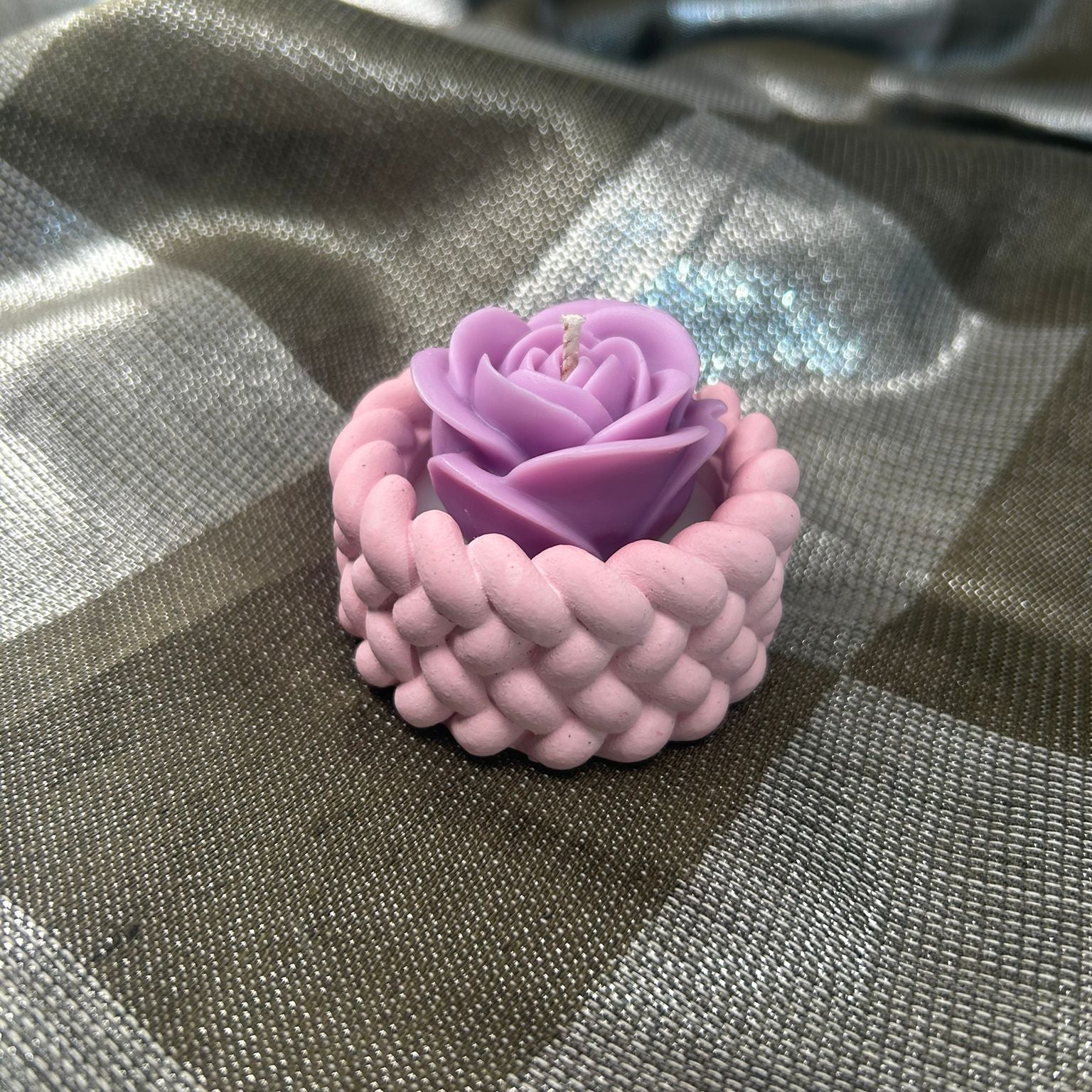 Lumanare in recipient ceramic roz - Impletit cu trandafir violet