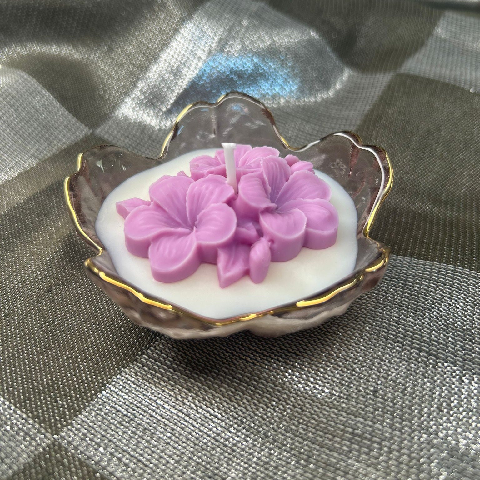 Lumanare in recipient din sticla cu buchet de flori violet