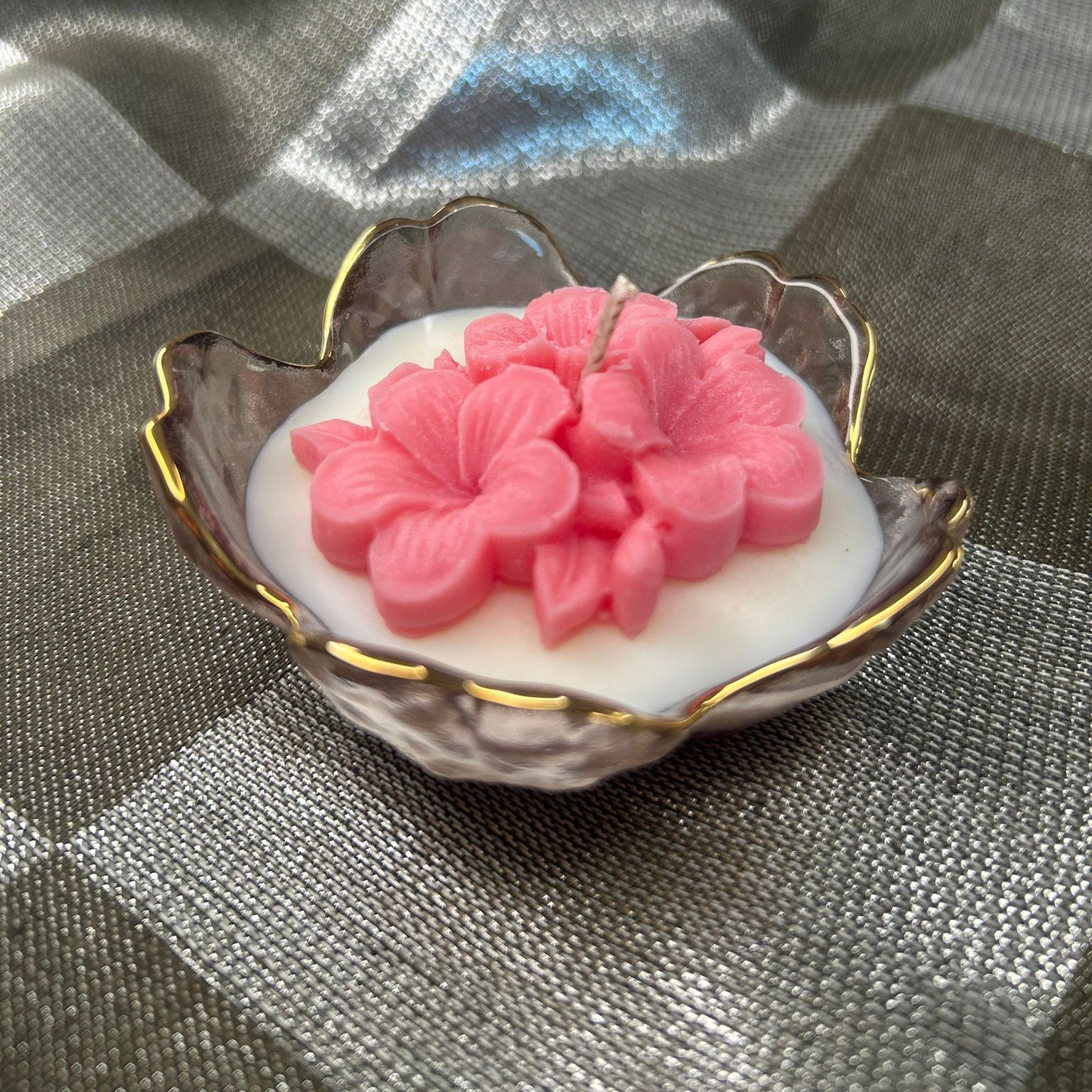 Lumanare in recipient din sticla cu buchet de flori roz somon