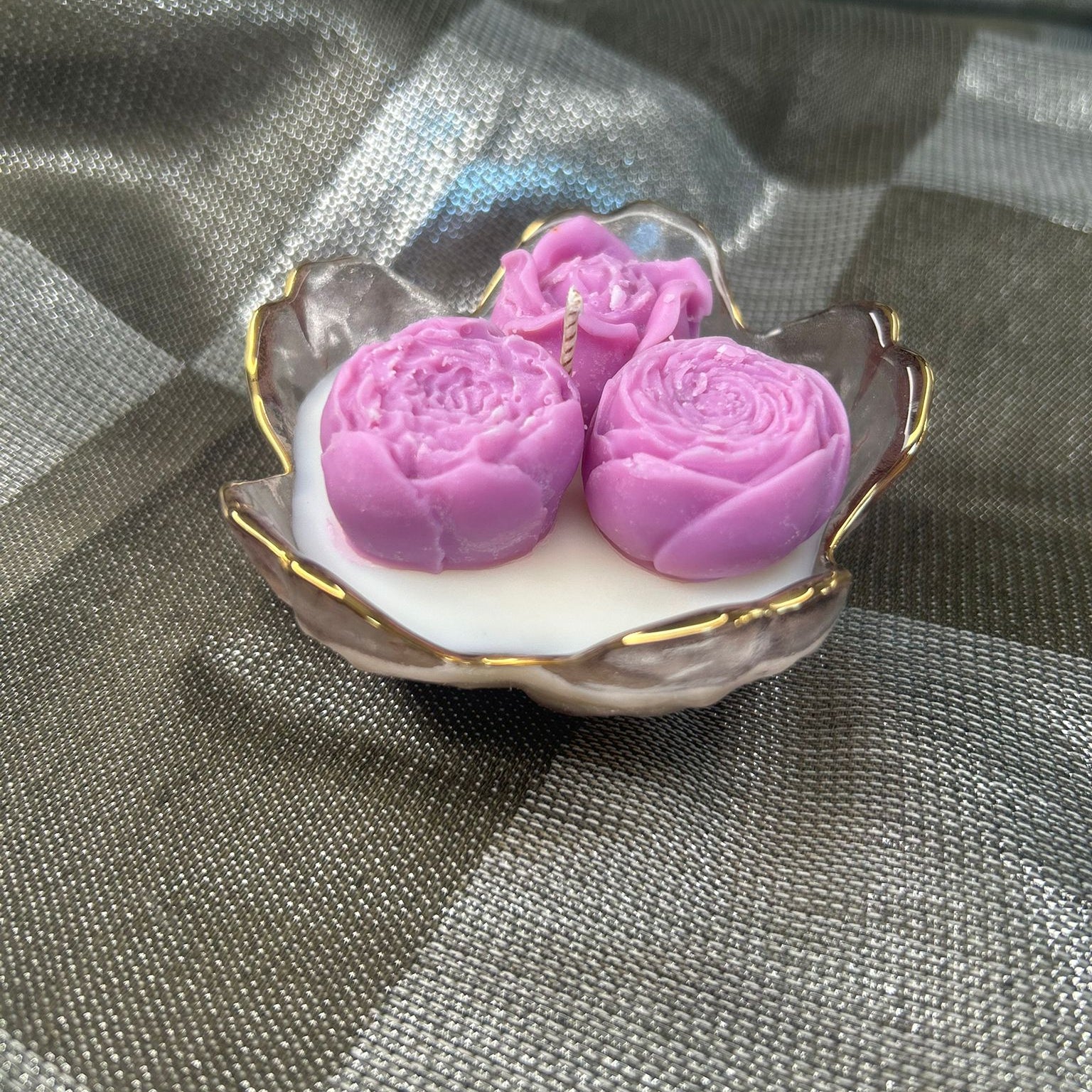 Lumanare in recipient din sticla cu buchet de 3 flori violet