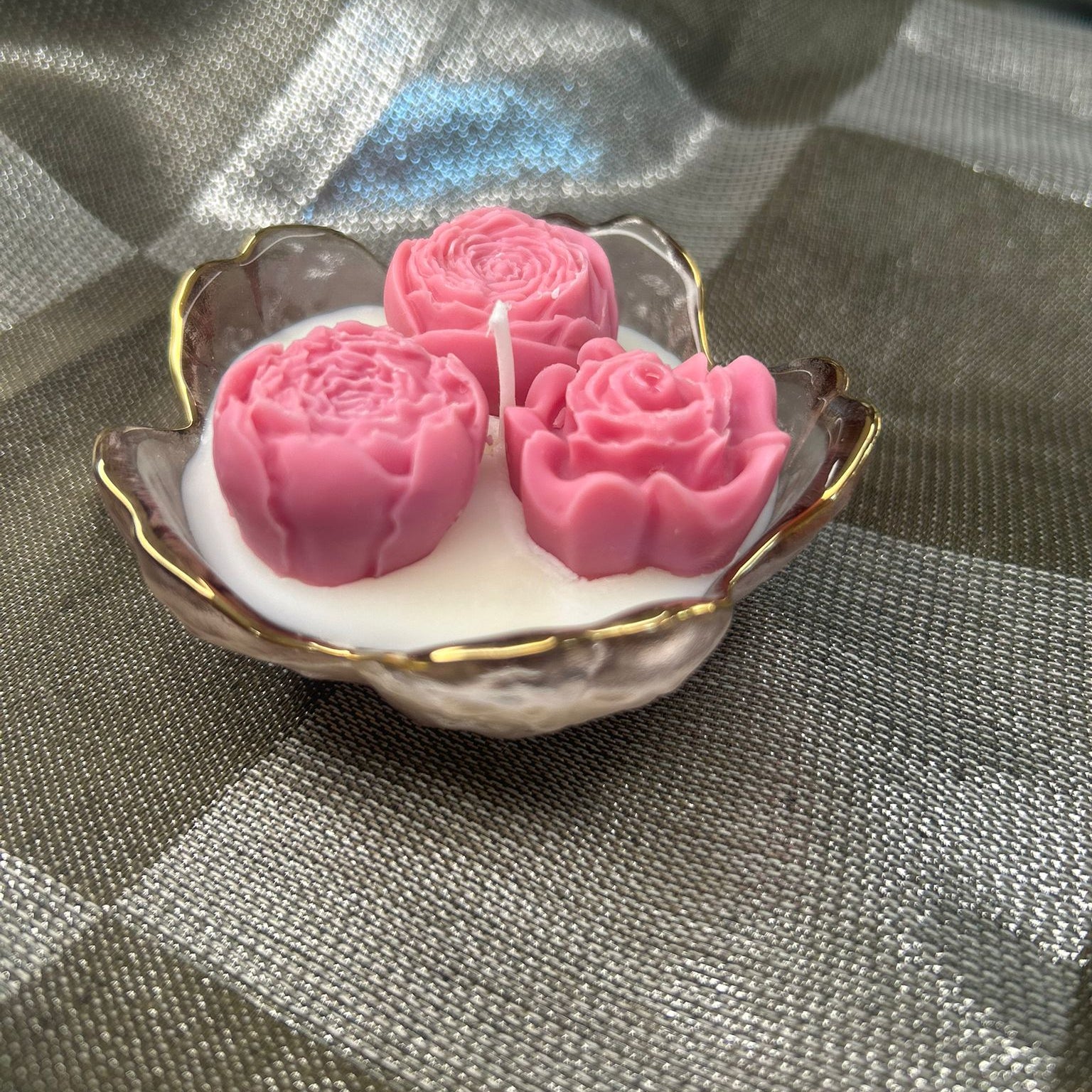 Lumanare in recipient din sticla cu buchet de 3 flori roz