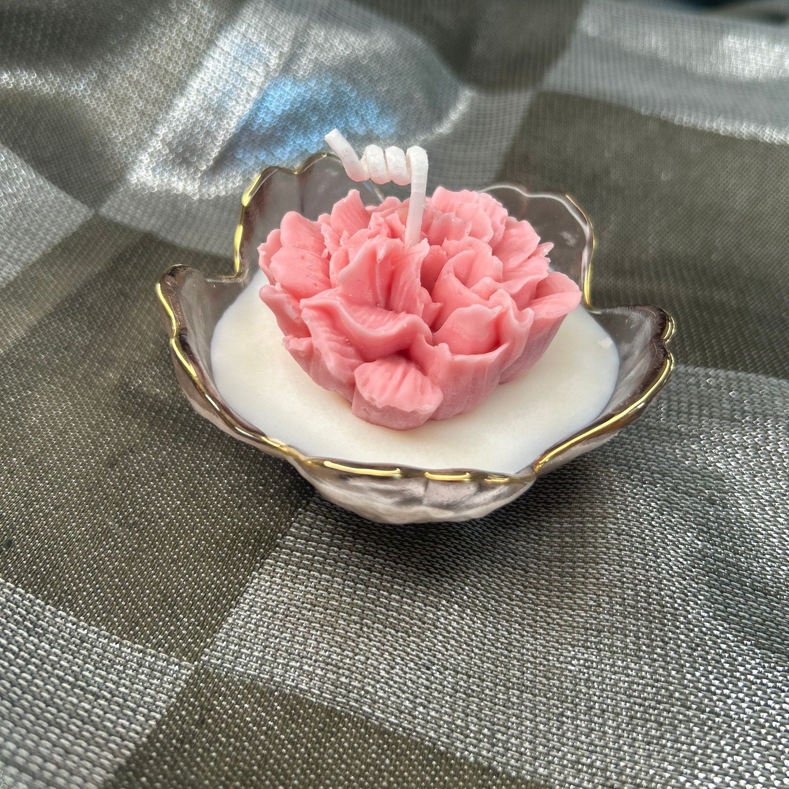 Lumanare in recipient din sticla cu floare bujor roz