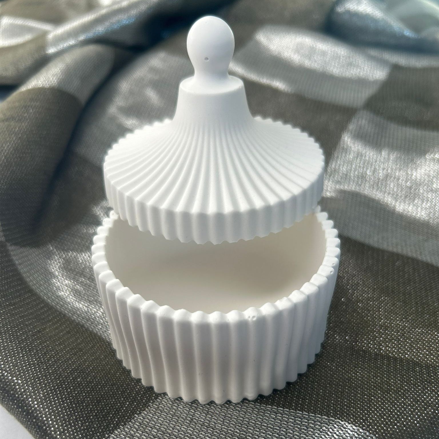 Recipient din ceramica tip bomboniera pentru lumanari