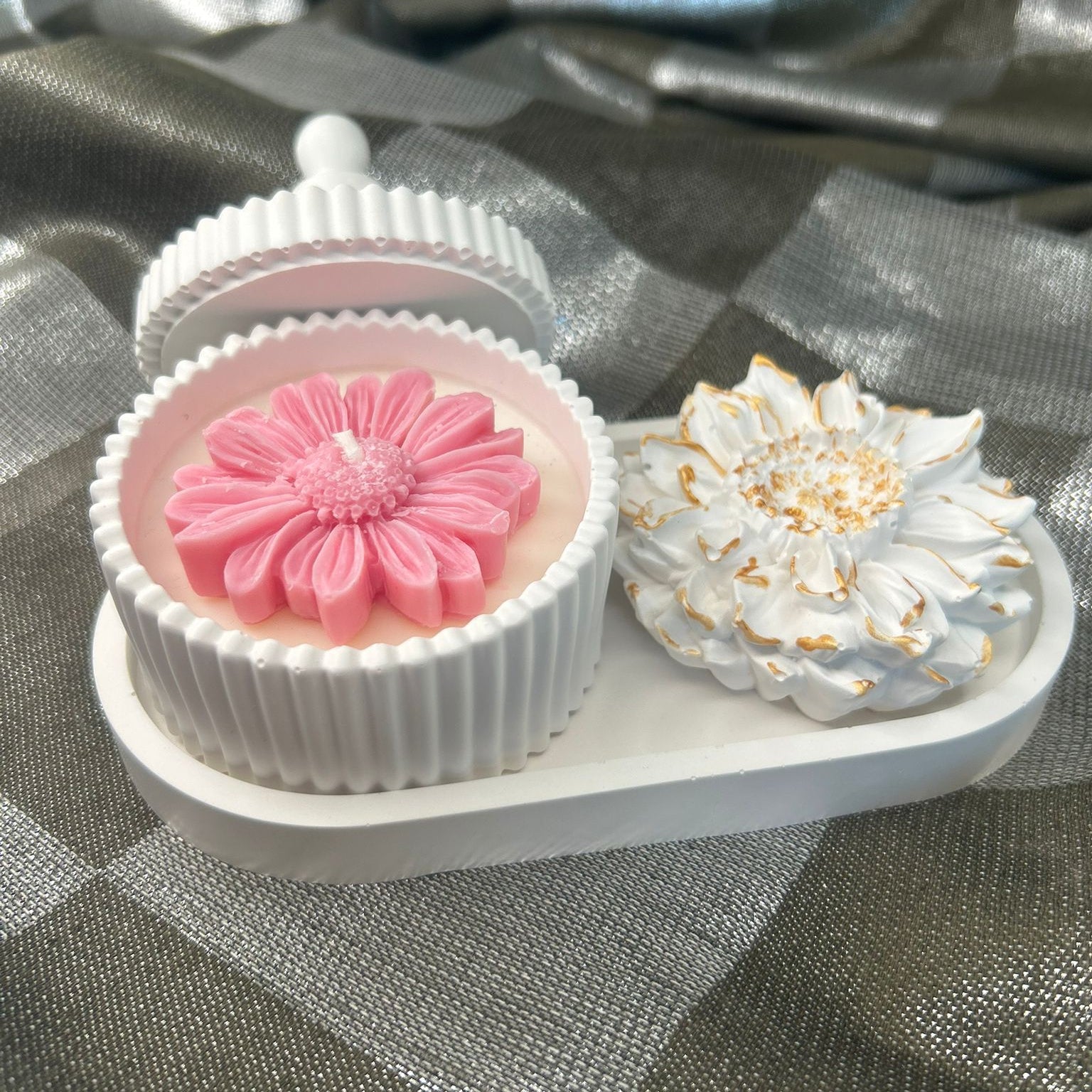 Lumanare in recipient ceramic cu capac, tavita si floare din ceramica