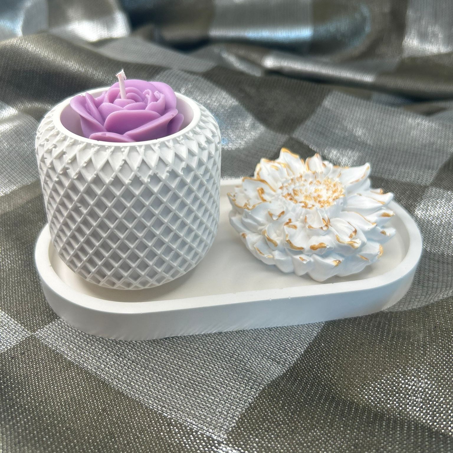 Lumanare in recipient ceramic model crosetat si tavita cu floare din ceramica