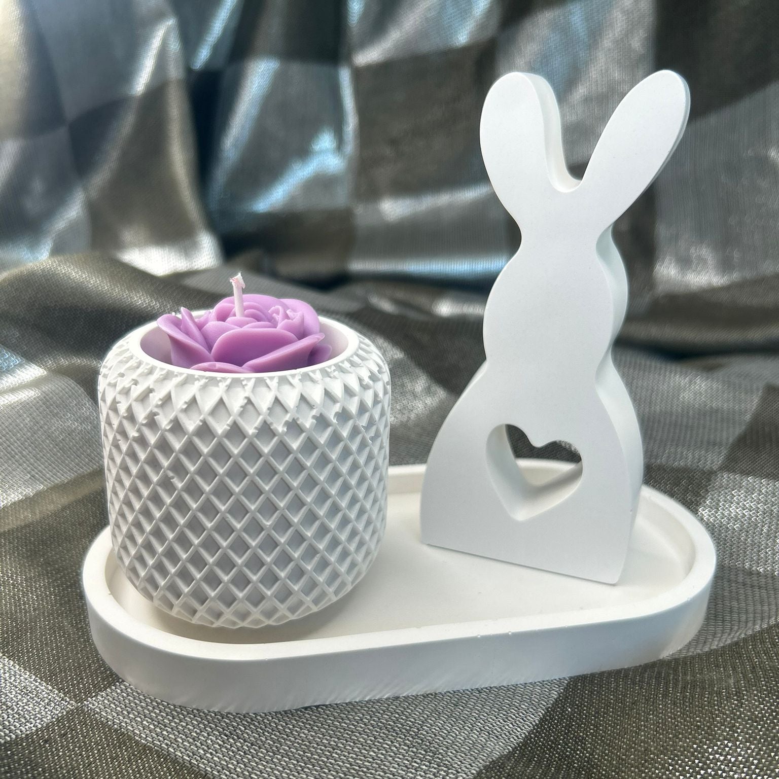 Lumanare in recipient ceramic model crosetat si tavita cu iepure