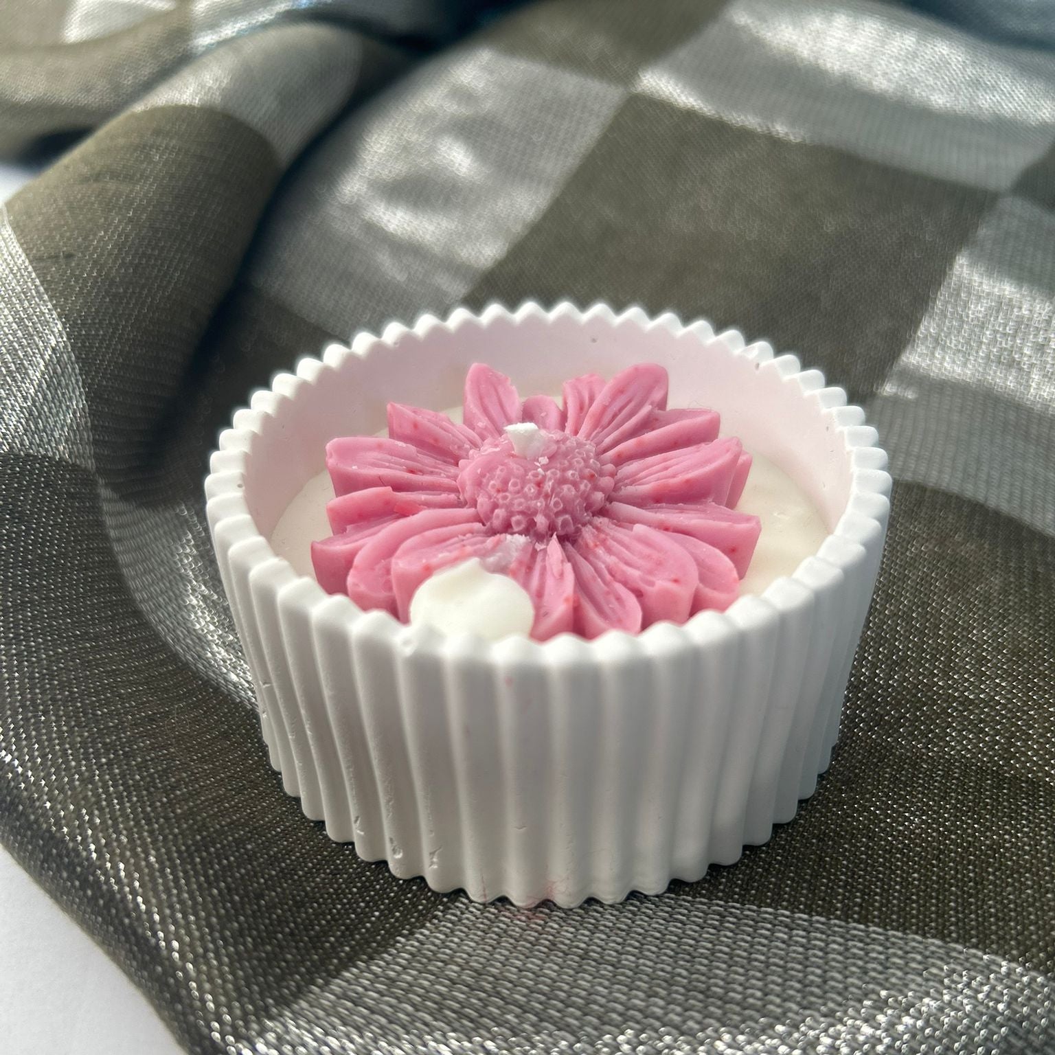 Lumanare in recipient ceramic model rotund cu floare roz