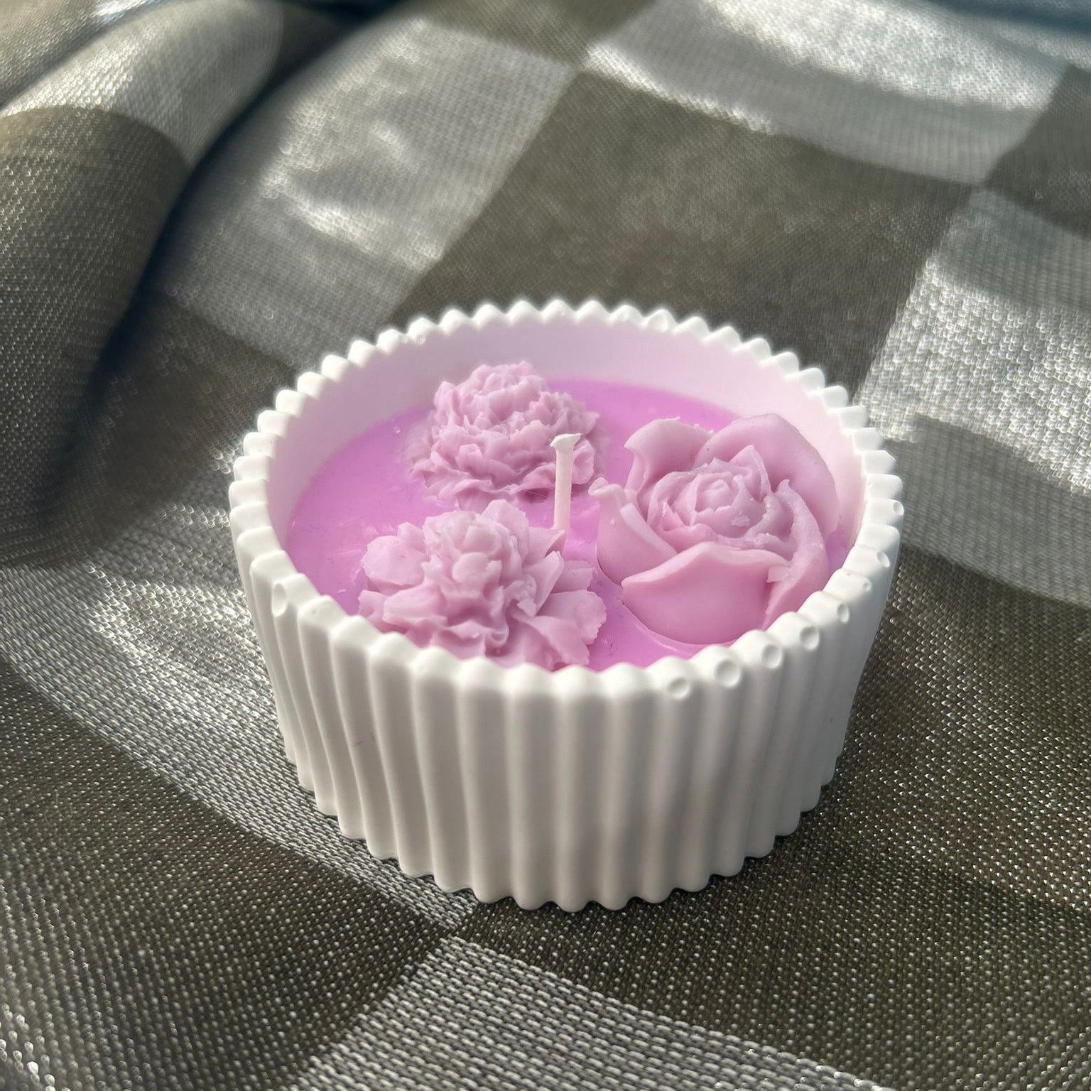 Lumanare in recipient ceramic model rotund cu floare violet