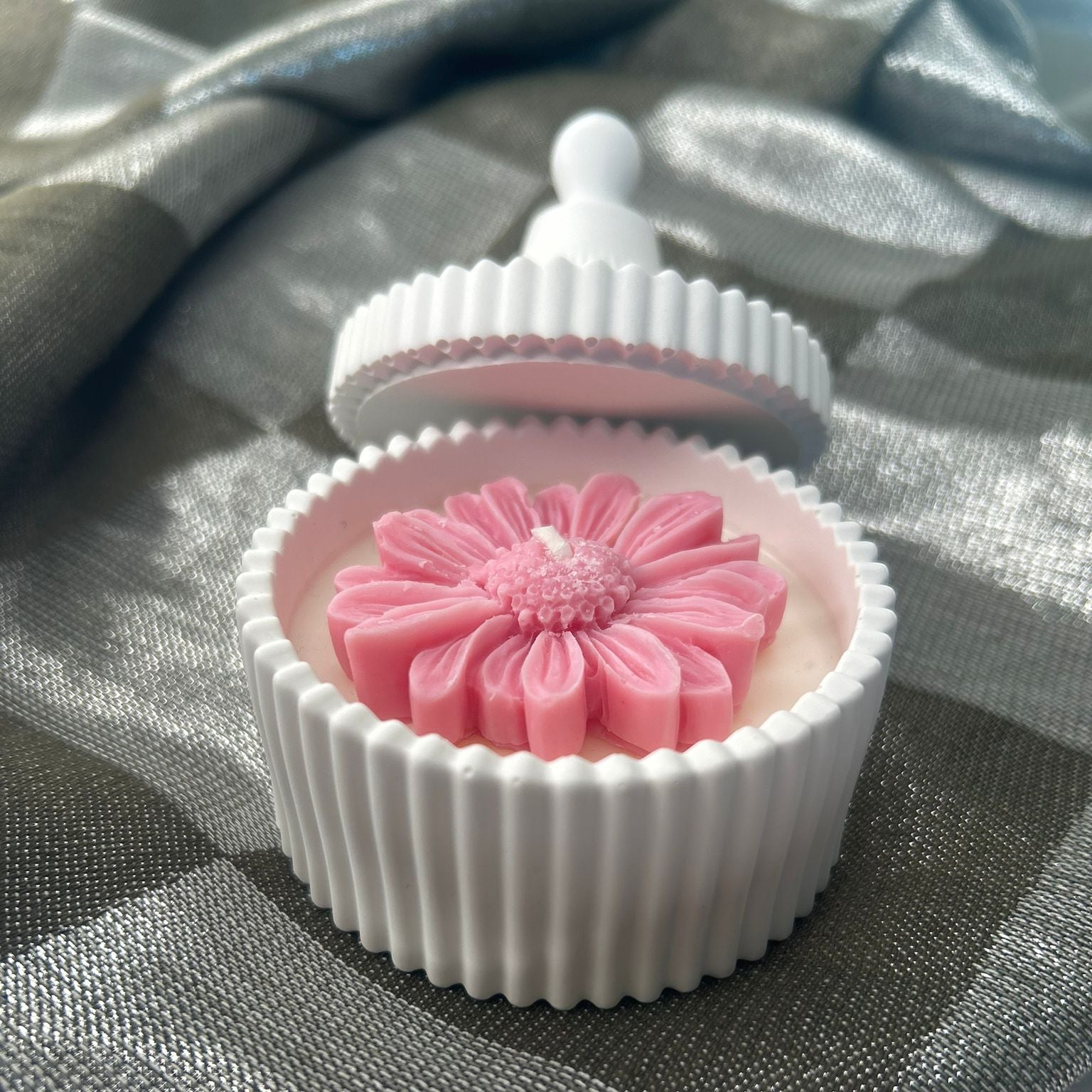 Lumanare in recipient ceramic cu capac - Floare roz