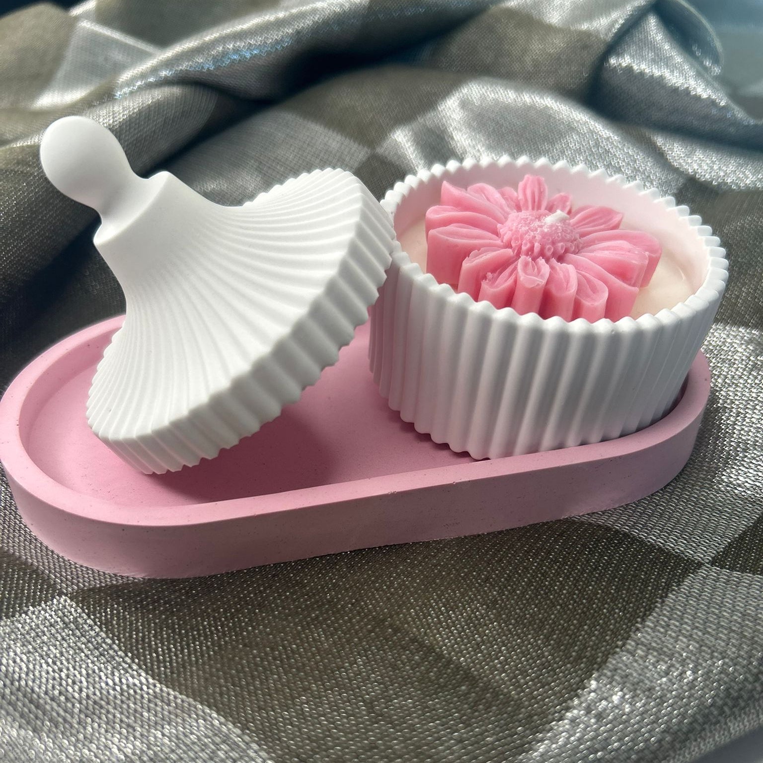 Lumanare in recipient ceramic cu capac si tavita- Floare roz