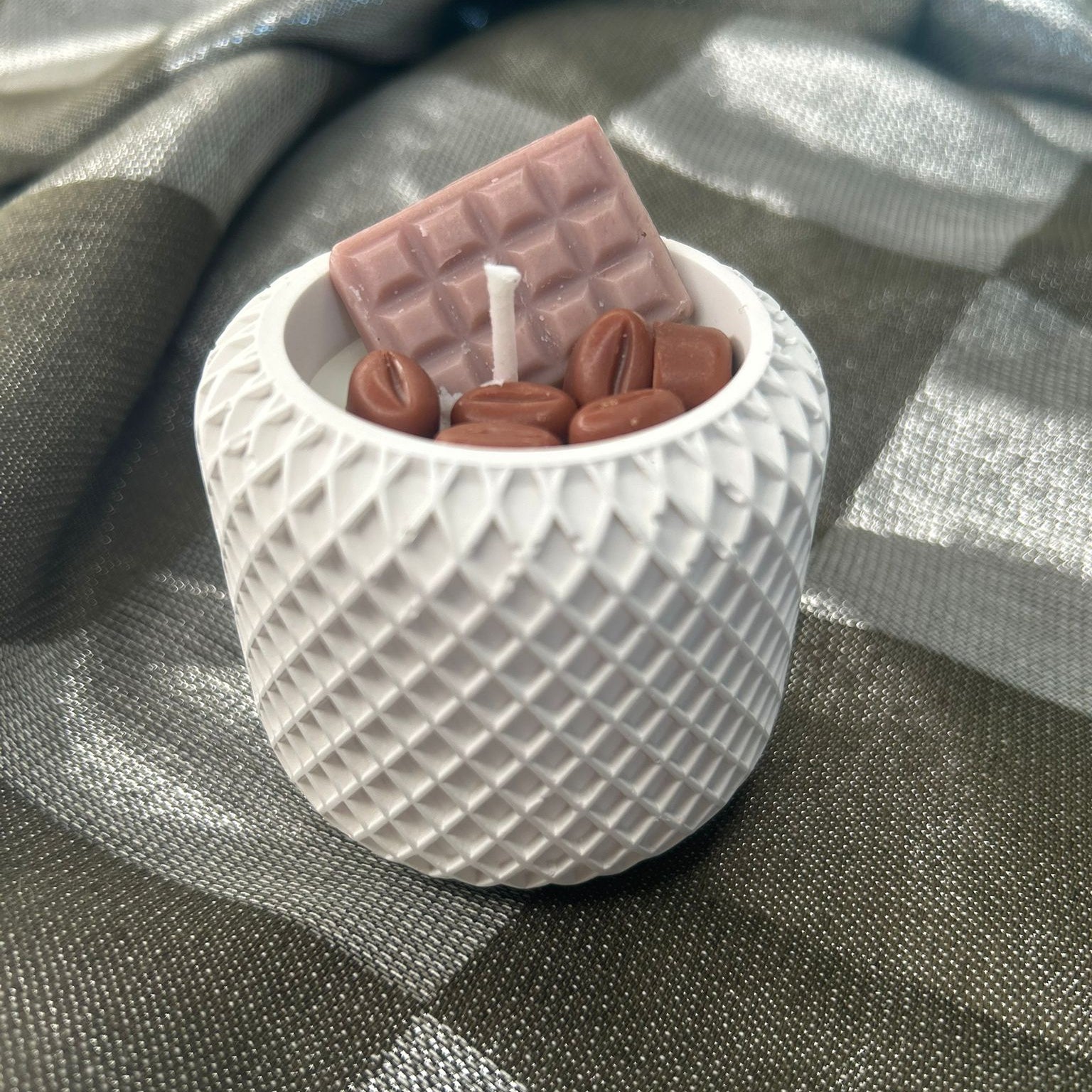 Lumanare in recipient ceramic cu model crosetat - Boabe de cafea si ciocolata