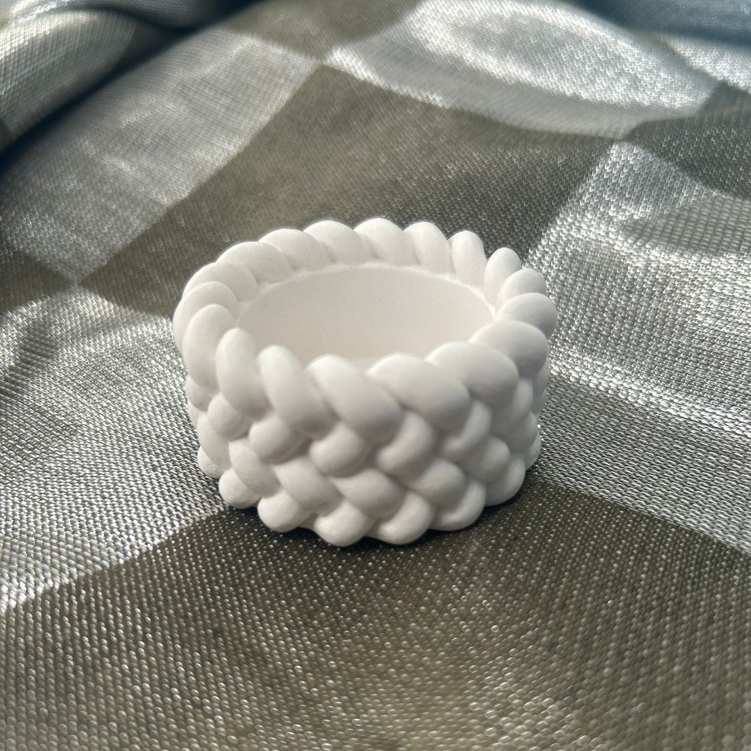 Recipient din ceramica model crosetat alb