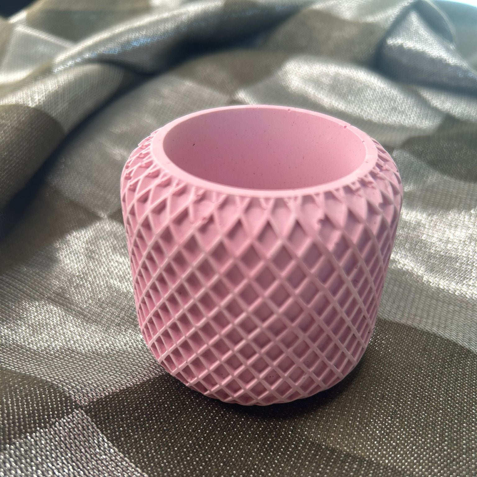 Recipient din ceramica model crosetat roz