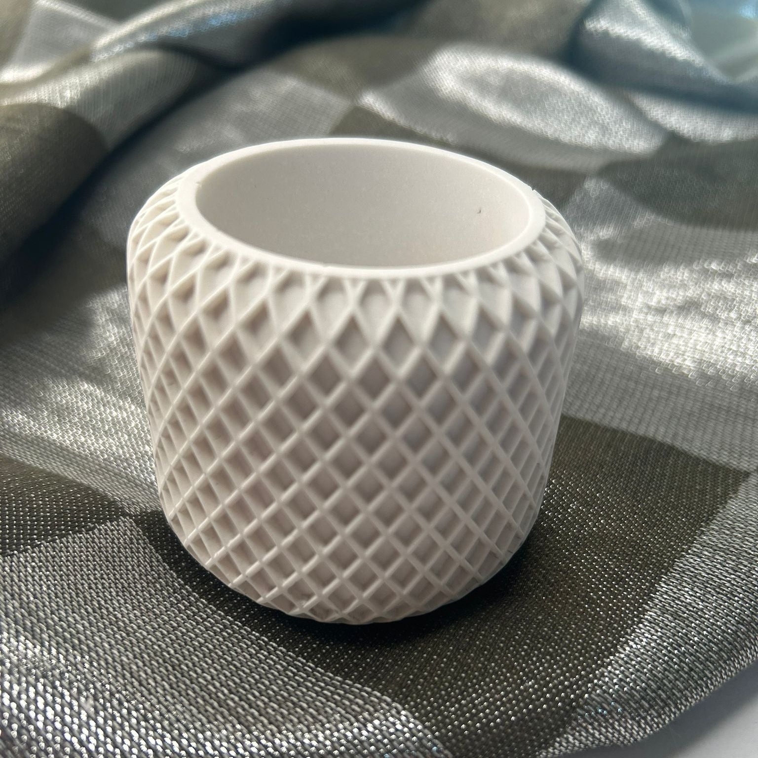 Recipient din ceramica model crosetat alb