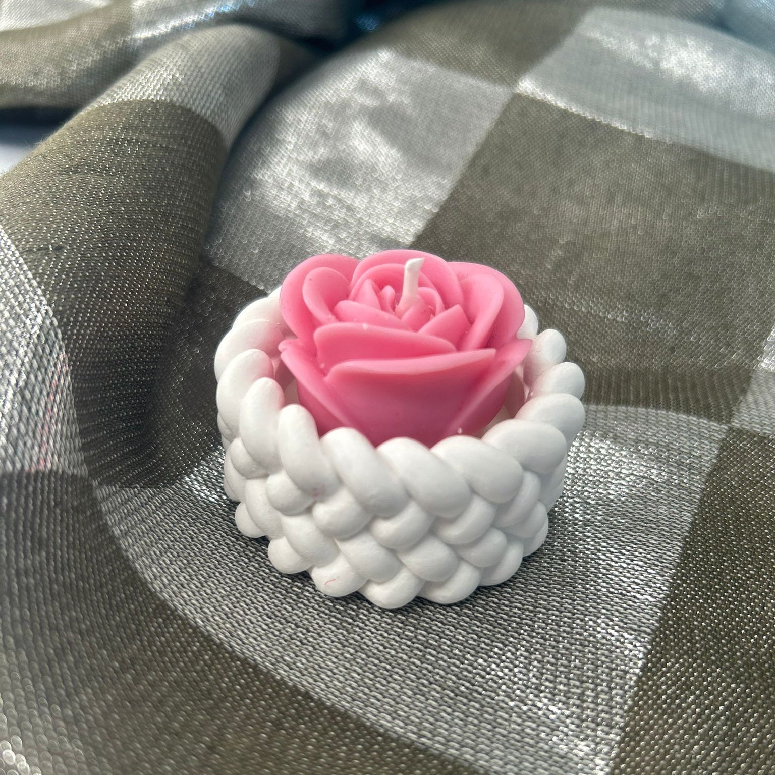 Lumanare in recipient ceramic - Impletit cu trandafir roz