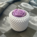 Lumanare in recipient ceramic - Crosetat cu trandafir violet