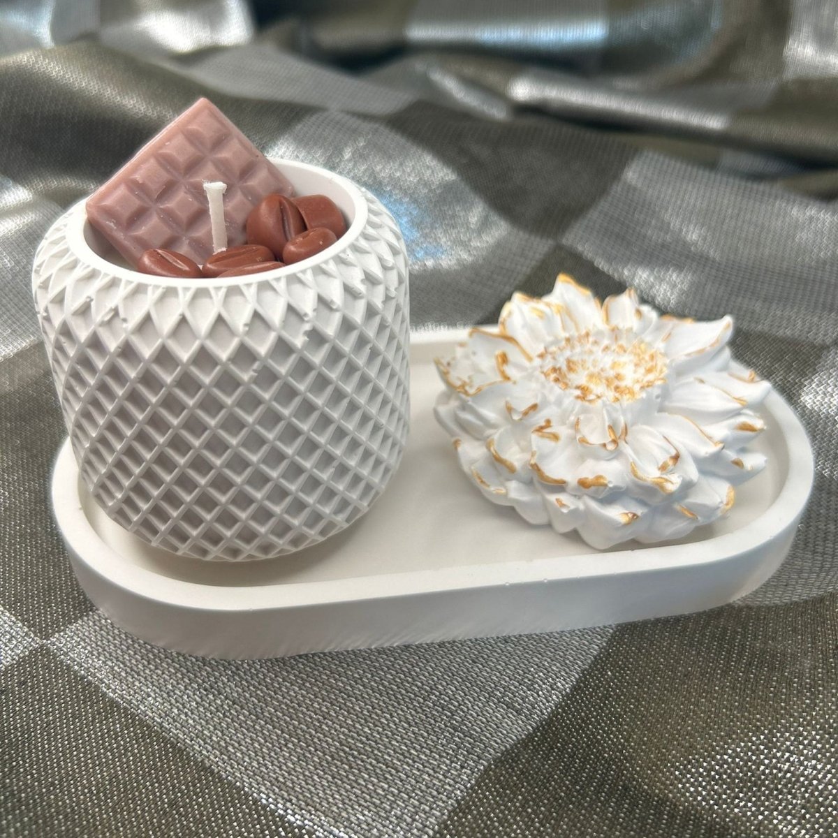 Lumanare in recipient ceramic crosetat cu tavita si floare din ceramica - NaturalHandmade