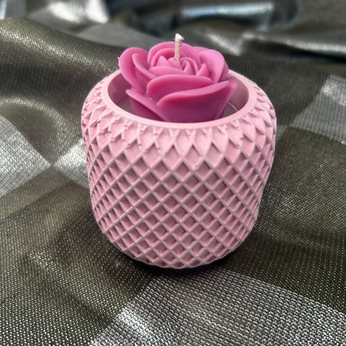 Lumanare in recipient ceramic - Crosetat cu trandafir roz - NaturalHandmade