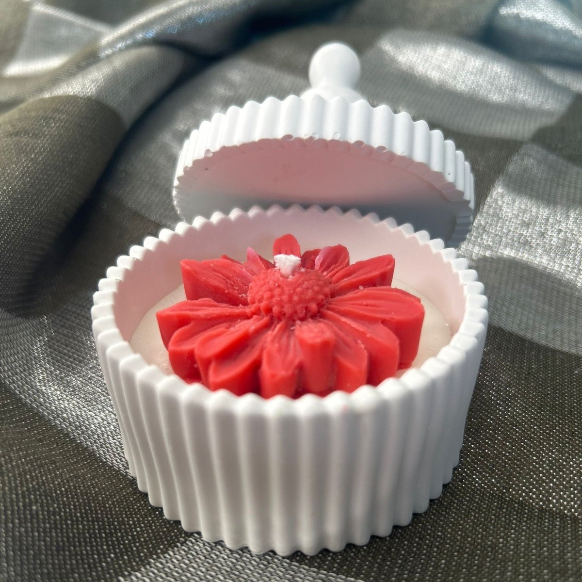 Lumanare in recipient ceramic cu capac - Floare rosie - NaturalHandmade