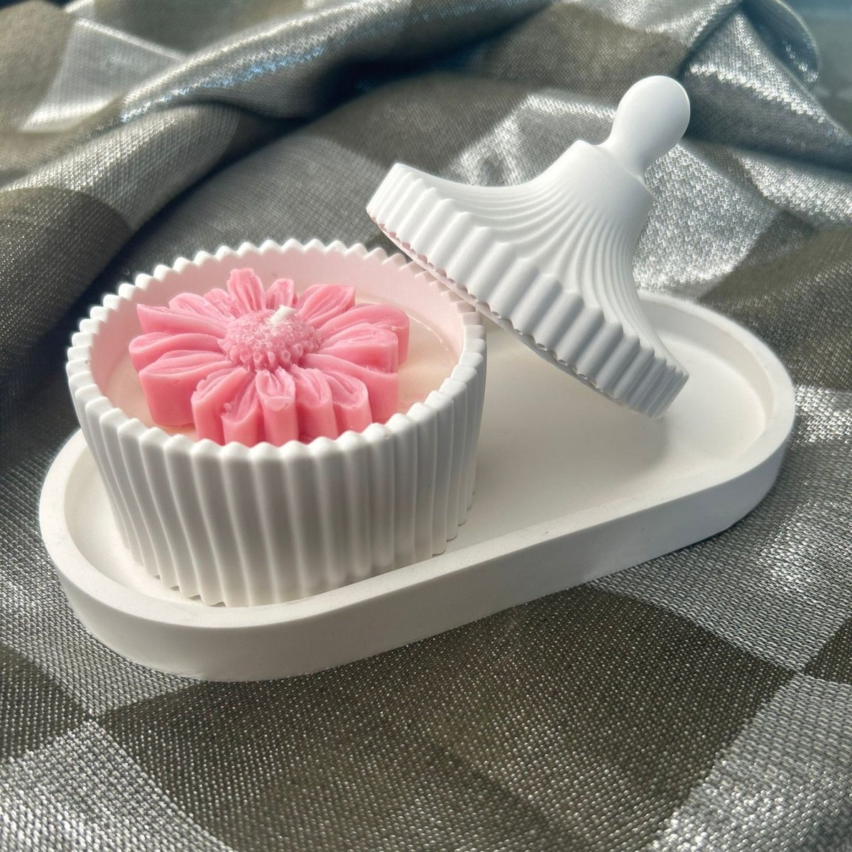 Lumanare in recipient ceramic cu capac si tavita alba - Floare roz - NaturalHandmade