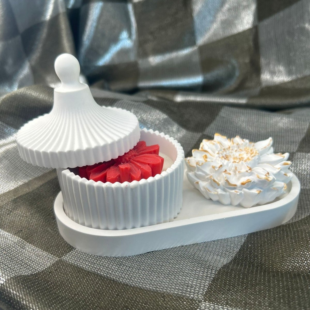 Lumanare in recipient ceramic cu capac si tavita - Floare rosie - NaturalHandmade