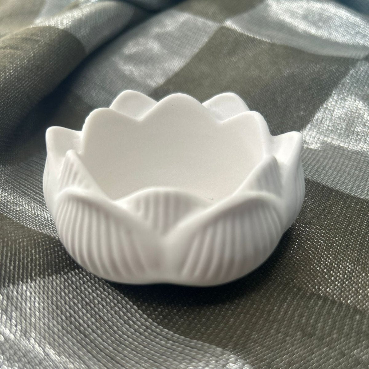 Recipient din ceramica floare de lotus alb - NaturalHandmade